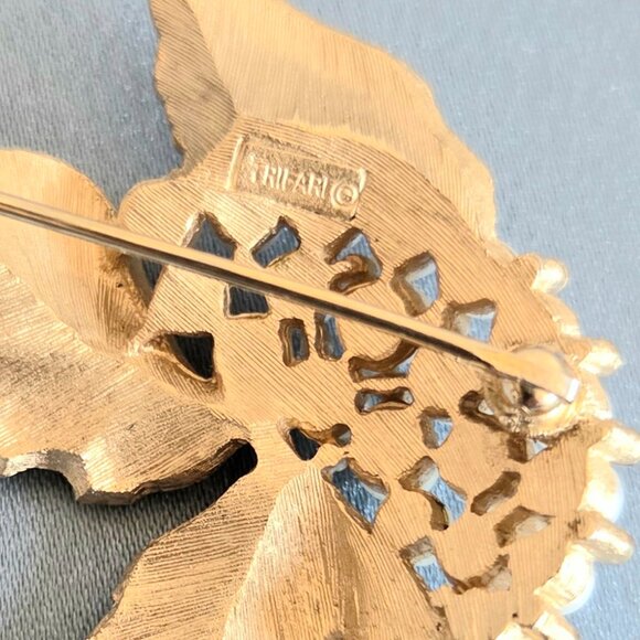 Vintage Crown Trifari faux pearls and clear rhinestones gold tone brooch. - Picture 6 of 7